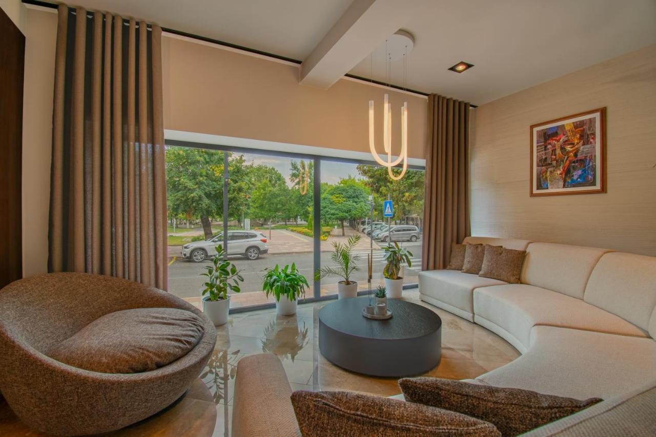 Hotel Osetia Garden Момчилград Экстерьер фото