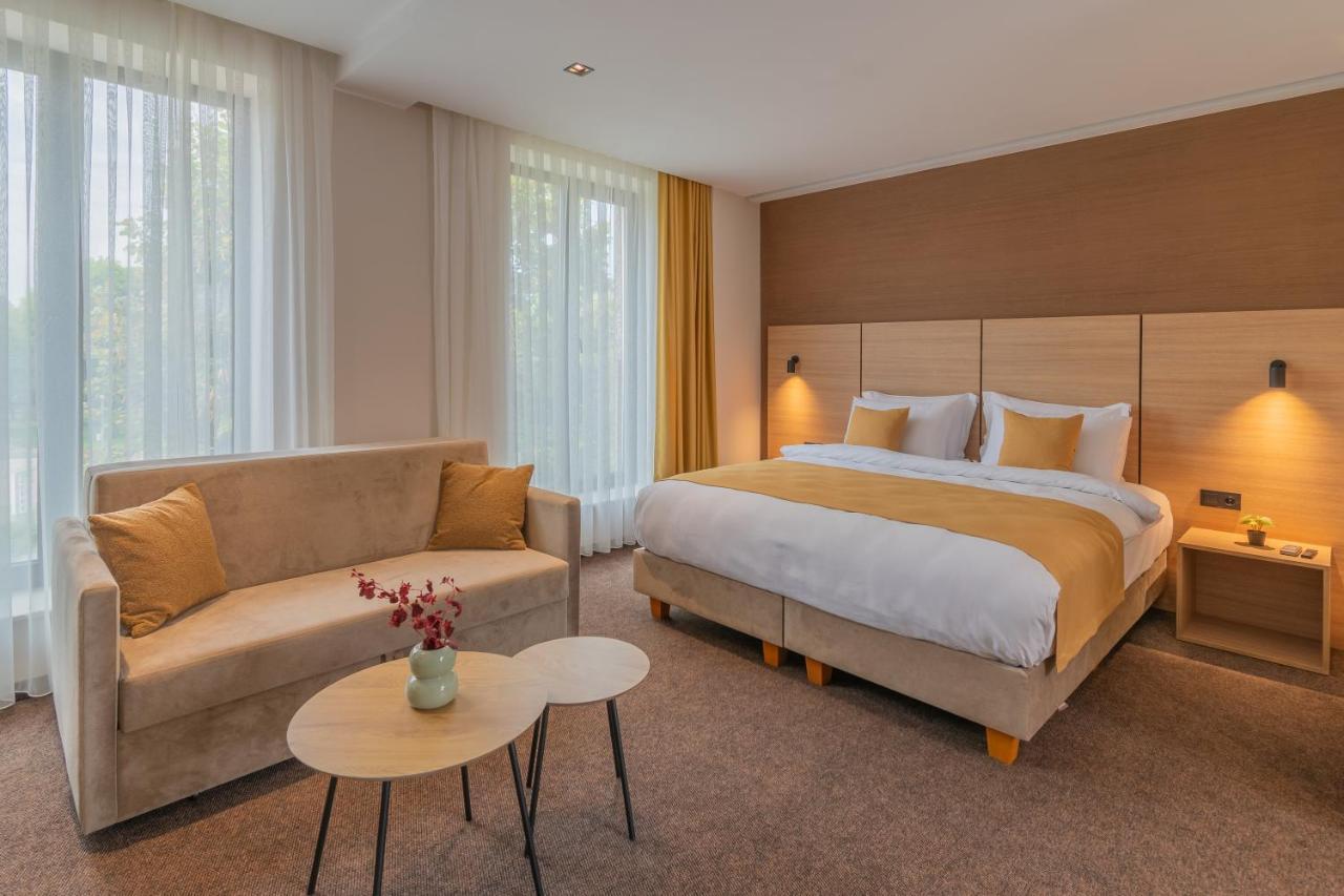 Hotel Osetia Garden Момчилград Экстерьер фото